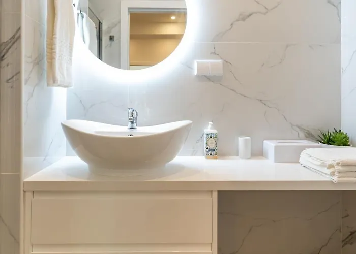 Casa Flores - 2 Bedroom, Lift, Ac, Car Parking - Extra شقة