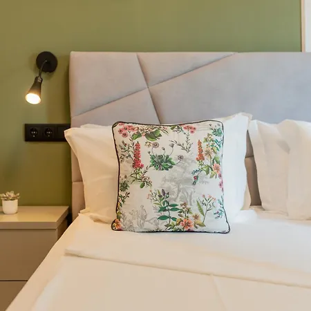 Casa Flores - 2 Bedroom, Lift, Ac, Car Parking - Extra *