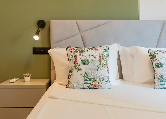 Casa Flores - 2 Bedroom, Lift, Ac, Car Parking - Extra *