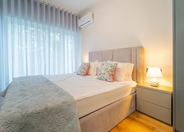 Διαμέρισμα Casa Flores - 2 Bedroom, Lift, Ac, Car Parking - Extra Πόρτο